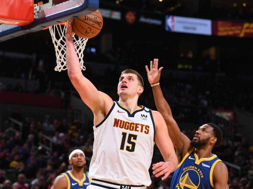 掘金冒雪战勇士:官方晒照展铁血征程 掘金当家球星尼古拉·约基奇作为一名顶级中